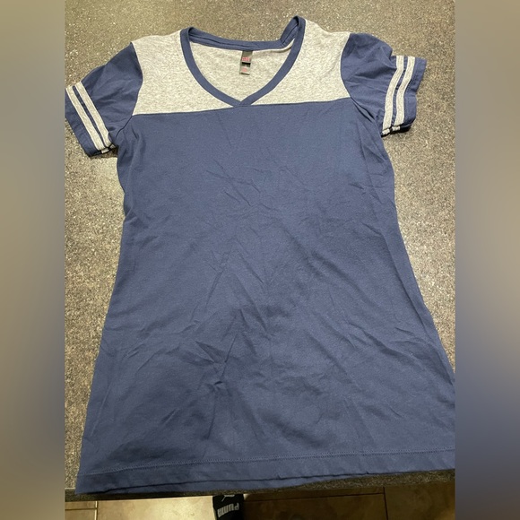 2 for $10 soft shirt sleeve shirts. Gap & Dist Rict - Picture 5 of 5